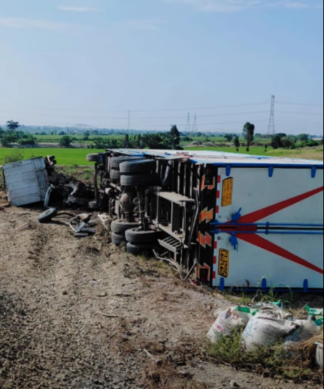 Trailer siniestrado quedó volcado de lado tras el violento choque con una camioneta en Chimbote.