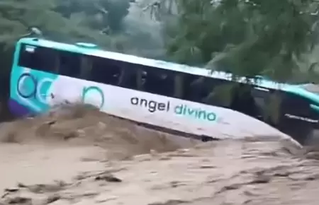Pasajeros salvan de morir tras ser arrastrados por activaci�n de quebradas