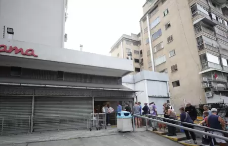 Ciudadanos venezolanos a la expectativa tras ataques de Estados Unidos