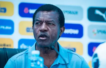 Julio C�sar Uribe asegura que plantel de Cristal est� cerrado.