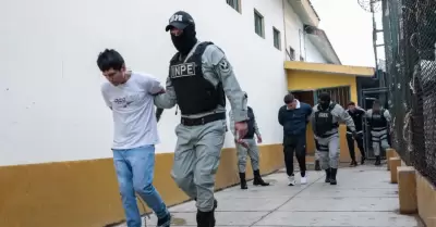 Funcionarios del INPE durante una requisa en un penal.