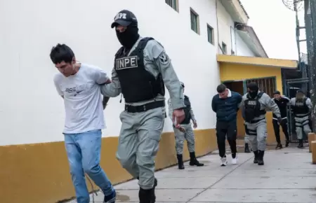 Funcionarios del INPE durante una requisa en un penal.