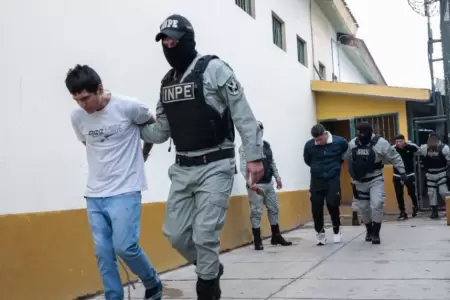 Funcionarios del INPE durante una requisa en un penal.