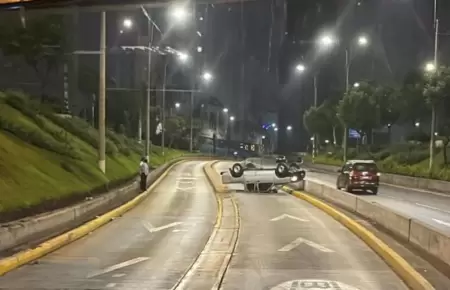 Veh�culo del Congreso qued� volcado en v�a exclusiva del Metropolitano