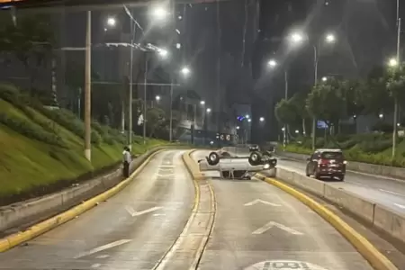 Veh�culo del Congreso qued� volcado en v�a exclusiva del Metropolitano