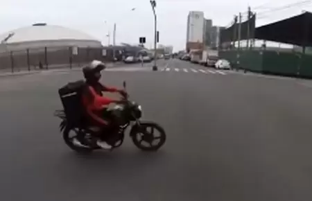 Repartidor ocasion� accidente por pasarse la luz roja.