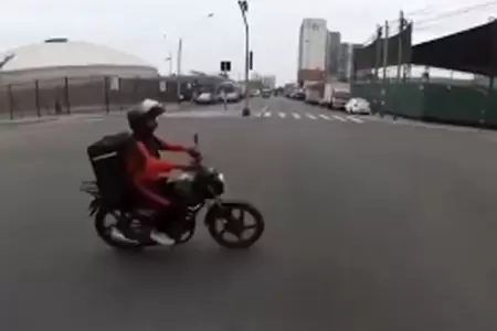 Repartidor ocasion� accidente por pasarse la luz roja.