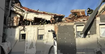 Bomberos atendiendo la explosi�n en edificio que dej� un fallecido.