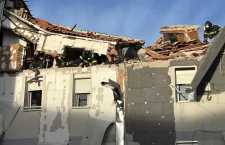 Bomberos atendiendo la explosi�n en edificio que dej� un fallecido.