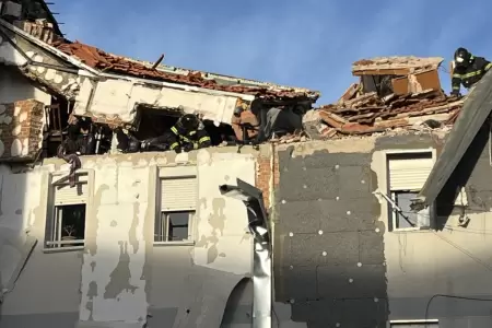 Bomberos atendiendo la explosi�n en edificio que dej� un fallecido.