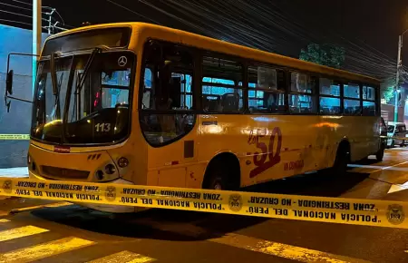 Atacan bus 'La 50' en SJL.