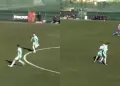 �Perdi� el control! Futbolista agrede a su compa�ero de equipo en pleno partido amistoso