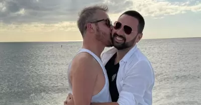 Adolfo Aguilar celebra su aniversario junto a su novio