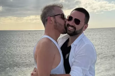 Adolfo Aguilar celebra su aniversario junto a su novio