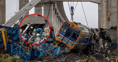 Gr�a cae sobre tren dejando al menos 29 muertos y decenas de heridos