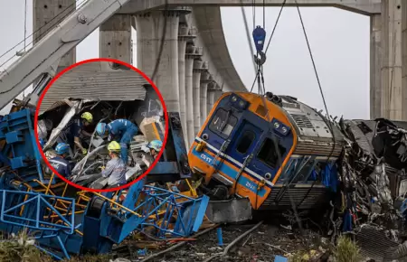 Gr�a cae sobre tren dejando al menos 29 muertos y decenas de heridos