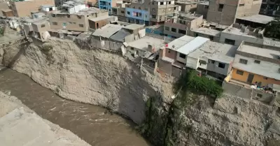 Viviendas en ladera del r�o Lur�n en riesgo de colapso tras lluvias intensas.