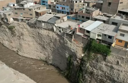 Viviendas en ladera del r�o Lur�n en riesgo de colapso tras lluvias intensas.