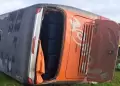 Aparatoso accidente de bus en el l�mite de Cusco y Puno: Despiste y vuelco dejan varios heridos