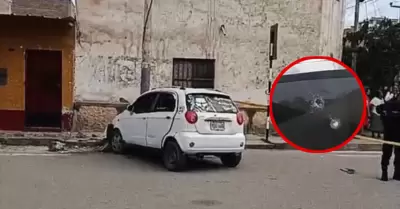 Auto del taxista acribillado por presuntos sicarios en Chiclayo.