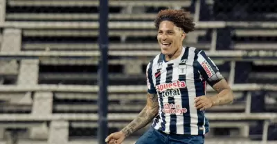 Paolo Guerrero celebra el primer tanto de Alianza ante Colo Colo.