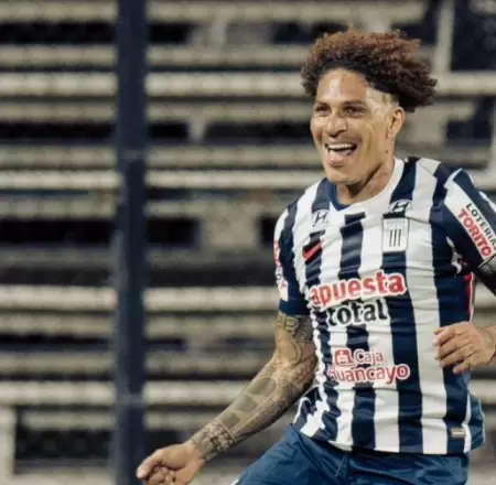 Paolo Guerrero celebra el primer tanto de Alianza ante Colo Colo.