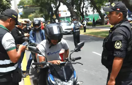 Habr� multas por infrinjir la prohibici�n de dos personas en moto lineal