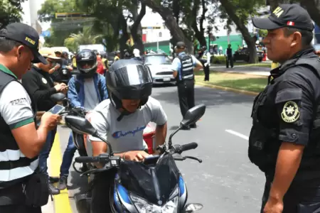 Habr� multas por infrinjir la prohibici�n de dos personas en moto lineal