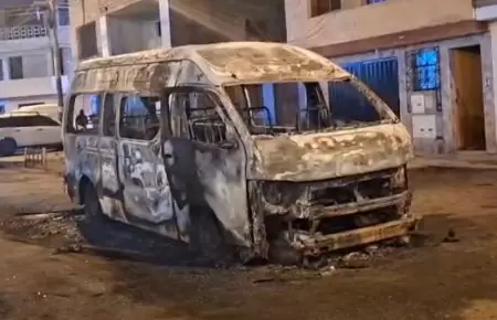 Extorsionadores quemaron combi en el Callao tras lanzarle un explosivo.