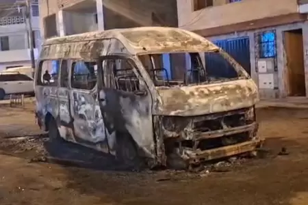 Extorsionadores quemaron combi en el Callao tras lanzarle un explosivo.