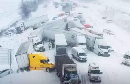 Choque m�ltiple de veh�culos en Michigan.