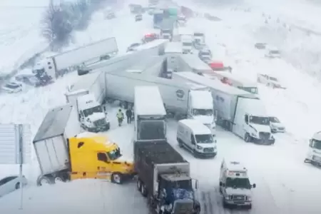 Choque m�ltiple de veh�culos en Michigan.