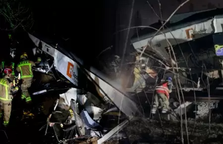 Descarrilamiento de tren tras choque contra muro.