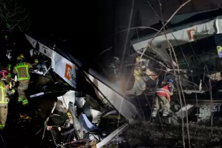 Descarrilamiento de tren tras choque contra muro.