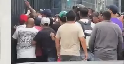 Hinchas ingresaron a Matute tras denuncia de abuso contra jugadores.