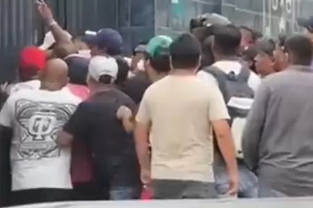 Hinchas ingresaron a Matute tras denuncia de abuso contra jugadores.