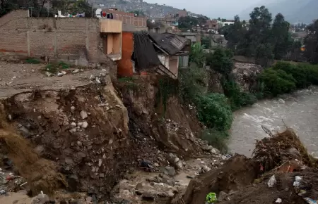 Viviendas en zonas de alto riesgo en Chosica tras intensas lluvias.