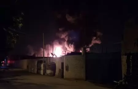 Incendio en f�brica de pl�sticos en Puente Piedra