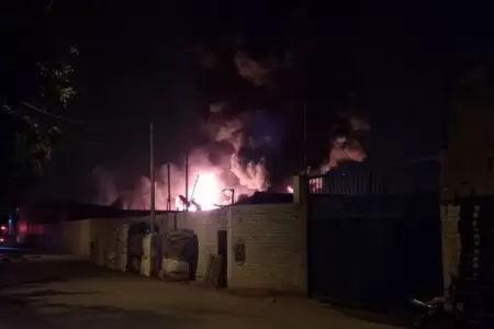 Incendio en f�brica de pl�sticos en Puente Piedra
