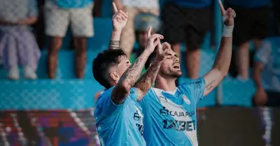 Felipe Vizeu celebrando su gol junto a Gustavo Cazonatti.