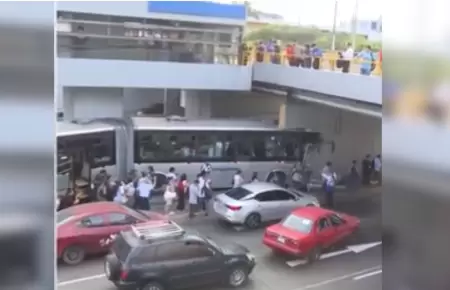 Bus del Metropolitano choca contra puente de avenida M�xico