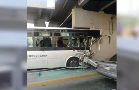 Bus del Metropolitano choca contra puente de avenida M�xico