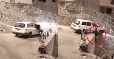 Taxista que fue atacado con cuchillo se venga de ladr�n y lo embiste con su auto