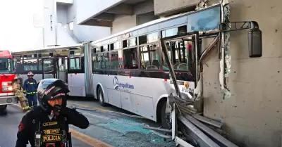 Choque de bus del Metropolitano: Descartan da�os en puente estaci�n M�xico.