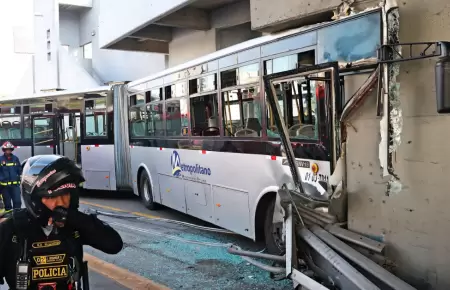Choque de bus del Metropolitano: Descartan da�os en puente estaci�n M�xico.
