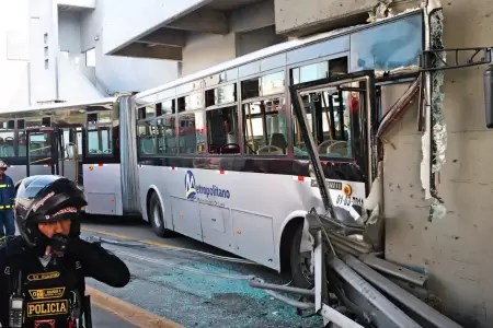 Choque de bus del Metropolitano: Descartan da�os en puente estaci�n M�xico.