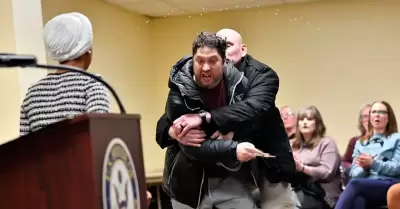 Atacan a congresista en mitin.