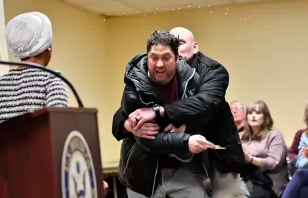 Atacan a congresista en mitin.