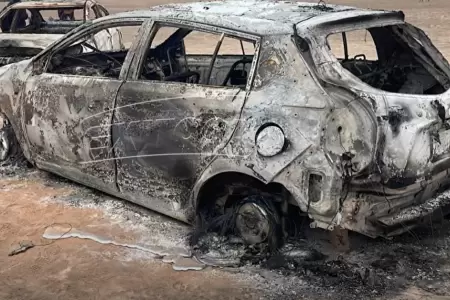 Autos quemados de los presuntos ladrones de cochinilla.