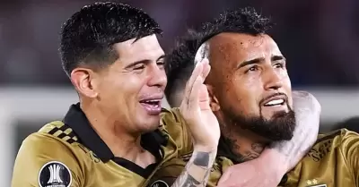 Arturo�Vidal se despide de Esteban Pavez